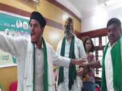 
      
      Bengaluru: 3 detained for throwing black ink at Rakesh Tikait 
      
      