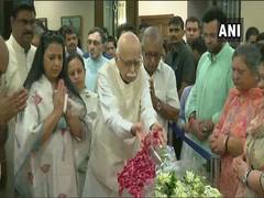 
      
      LK Advani pays floral tribute to Arun Jaitley
      
      