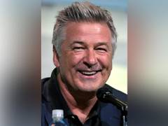 
      
      Alec Baldwin delivers spoof farewell address as President Trump
      
      