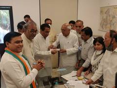 
      
      Madhya Pradesh: BJP's Balendu Shukla joins Congress
      
      