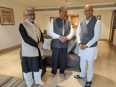 
      
      Harish Rawat, Pradeep Tamta meet Anil Baluni in Mumbai
      
      