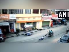 
      
      Miscreants loot Rs 2.5 lakh in Hajipur, drag man for 100m on bike
      
      