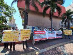
      
      Sri Lankans protest against Pakistan for supporting Taliban...
      
      