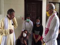 
      
      UP Minister meets Devendra Mishra's family, hands over cheque...
      
      