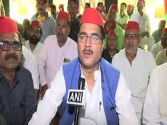 
      
      SP leader Rakesh Pratap Singh holds dharna against UP govt...
      
      