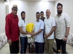 
      
      Olympic medalist Ravi Dahiya meets Arvind Kejriwal, Manish Sisodia
      
      