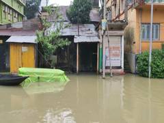
      
      West Bengal: Overflowing Silaboti river inundates villages,...
      
      