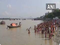
      
      People perform 'Pind Dan' on last day of Pitru Paksha in Kolkata  
      
      
