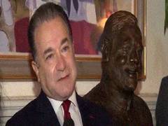 
      
      Glasgow: UK-based medic Nadey Hakim presents bust to PM Modi,...
      
      