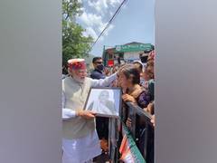 
      
      PM Modi stops his car to meet Shimla girl 
      
      