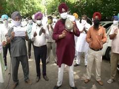 
      
      Transporters protest against hike in fuel prices in Delhi 
      
      