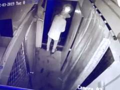 
      
      WB: Three miscreants loot over Rs 4 lakh from bank 
      
      
