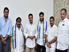 
      
      TDP youth wing president Devineni Avinash joins YSRCP 
      
      