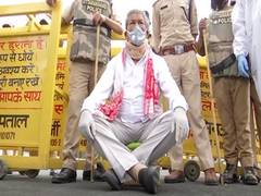 
      
      Former U'khand CM Harish Rawat stages dharna after case...
      
      