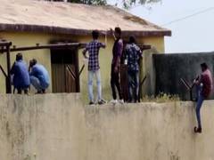 
      
      Men climb boundary wall of school in Yavatmal, pass chits to...
      
      