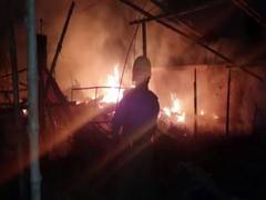 
      
      Fire breaks out in shanties in West Bengal's Asansol, no...
      
      