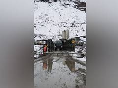 
      
      HRTC starts special bus service via Rohtang tunnel
      
      