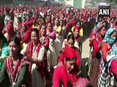 
      
      Around 4,000 women perform folk dances at Kullu Dussehra fest 
      
      