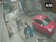 
      
      Delhi: Mother-daughter duo catch 2 chain-snatchers
      
      