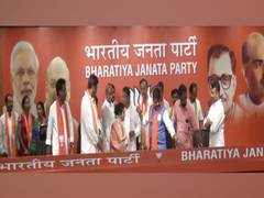 
      
      TMC MLA, 12 TMC councillors, Congress spokesperson join BJP
      
      