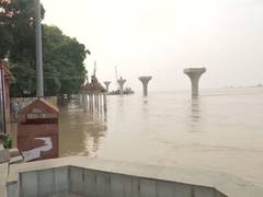
      
      Ganga flowing above danger mark in Patna 
      
      