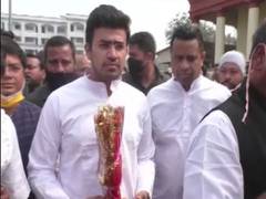 
      
      BJP MP Tejaswi Surya visits Dakshineswar Kali Temple, says...
      
      