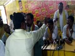 
      
      Telangana: Two groups of TDP clashed with each other 
      
      