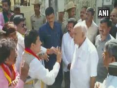 
      
      BS Yediyurappa meets pro-Kannada activists in Bengaluru 
      
      