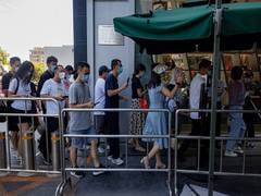 
      
      Cluster outbreak leaves over 80,000 tourists stranded 
      
      
