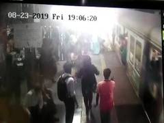 
      
      Mumbai: Woman rescued by RPF jawan at Currey Road railway station
      
      
