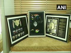 
      
      Surat: Jeweller makes gold, silver mementos for PM Modi 
      
      