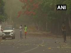 
      
      Dust storm, light rains hit Delhi 
      
      