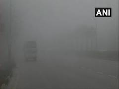 
    Foggy weather disrupts traffic movement in Delhi
    