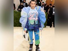 
      
      'Schitt's Creek' fame Dan Levy's debut Met Gala look...
      
      