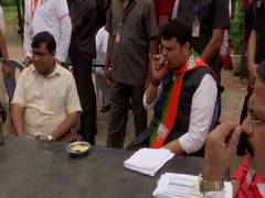 
      
      Amidst Maha Janadesh Yatra, CM takes time off for tea break
      
      