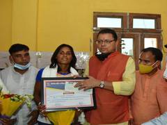 
      
      Pushkar Singh Dhami felicitates hockey player Vandana Katariya
      
      