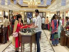 
      
      People throng markets in Nagpur on Dhanteras
      
      