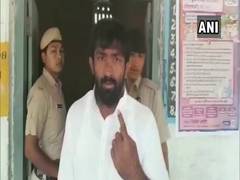 
      
      Haryana Election: Yogeshwar Dutt casts vote in Sonipat
      
      