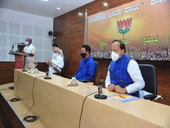 
      
      Karnataka BJP in-charge Arun Singh meets CM Yediyurappa; says...
      
      