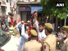 
      
      Bajrang Dal shows black flags to Mehbooba Mufti in Jammu
      
      