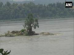
      
      Water level of Brahmaputra rises at warning level in Assam
      
      