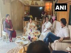 
      
      Mamata Banerjee visits Sourav Ganguly at his residence,...
      
      