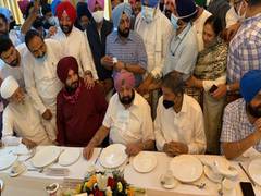 
      
      Capt Amarinder Singh meets Navjot Singh Sidhu at Punjab Bhawan
      
      