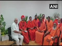 
      
      Over 30 seers from different mutts extend support to Yediyurappa
      
      