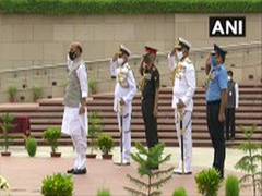 
      
      Rajnath Singh pays tribute at National War Memorial on Kargil...
      
      