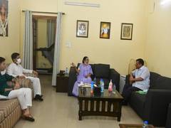 
      
      Kejriwal meets Mamata Banerjee, discusses political issues
      
      