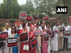 
      
      TMC, SP MPs protest in Parliament complex against Unnao rape...
      
      