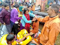 
      
      Women tie 'rakhi' to Navy officials in flood-affected Kolhapur
      
      
