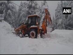 
      BRO carries out snow clearance operation in Shimla
      