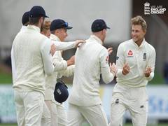 
      
      England favourites to win after reducing SA to 102/6 on day...
      
      